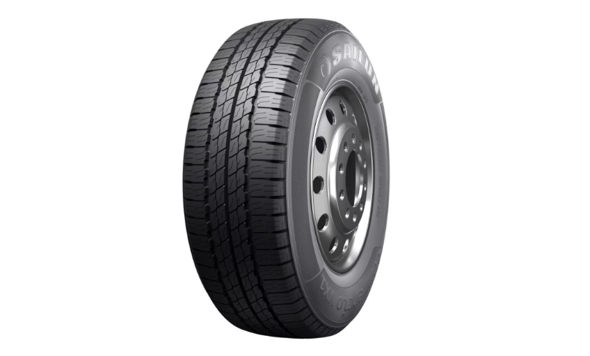 接下來，賽輪集團為南京依維柯全新車型“得意”提供了高性能輪胎，這是他們?yōu)樵撥囆汀傲可矶ㄖ啤钡漠a(chǎn)品。這款輪胎采用了適配于輕型載重車型的SL07花紋，結合車型進行了輪胎花紋和結構優(yōu)化，全面提升了輪胎的綜合性能。賽輪集團一直是南京依維柯的重要合作伙伴，他們將繼續(xù)為其多款車型提供性能卓越的配套輪胎。