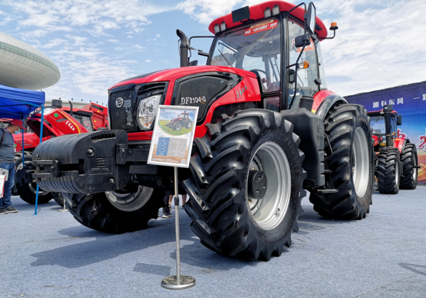 貴州輪胎是一家國內(nèi)知名的輪胎制造商，其農(nóng)業(yè)機械輪胎規(guī)格齊全，是國內(nèi)最早推出農(nóng)業(yè)子午線輪胎的廠家之一。自2014年正式投產(chǎn)以來，其自主研發(fā)的R-1W、AR1200、AR2000、AR100、AR110等農(nóng)業(yè)子午線輪胎在市場上取得了很高的聲譽，得到了廣大主機廠商和用戶的高度認(rèn)可。與傳統(tǒng)農(nóng)業(yè)斜交輪胎相比，農(nóng)業(yè)子午線輪胎更有利于發(fā)揮農(nóng)業(yè)機械車輛的性能，具有更高的牽引力和耐磨耗性能，同時可以降低充氣氣壓，有助于車輛節(jié)能和土壤保護(hù)。