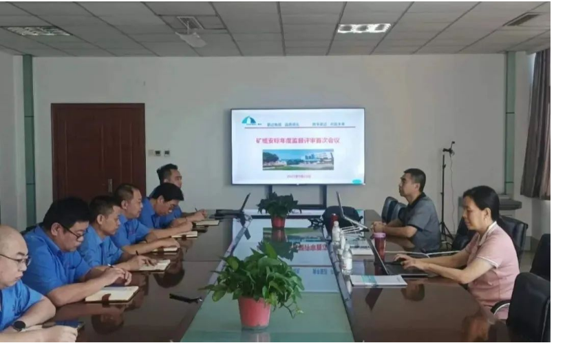 國(guó)家礦用產(chǎn)品安全標(biāo)志中心評(píng)審組專家對(duì)青島豪邁電纜集團(tuán)有限公司進(jìn)行了現(xiàn)場(chǎng)評(píng)審。經(jīng)過(guò)嚴(yán)格的審核，該公司成功通過(guò)了2023年度國(guó)家礦用產(chǎn)品安全標(biāo)志中心年度現(xiàn)場(chǎng)監(jiān)督評(píng)審。