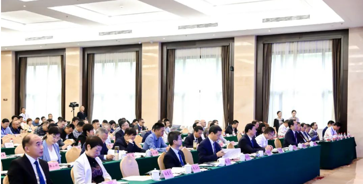 會(huì)議上，民族涂料龍頭企業(yè)三棵樹(shù)的董事長(zhǎng)兼總裁洪杰發(fā)表了《把握機(jī)遇 迎接改變 堅(jiān)定不移走高質(zhì)量發(fā)展道路》的主題報(bào)告，他深入闡述了當(dāng)前涂料行業(yè)所面臨的大變局以及未來(lái)的發(fā)展趨勢(shì)，引發(fā)了行業(yè)內(nèi)的廣泛關(guān)注。