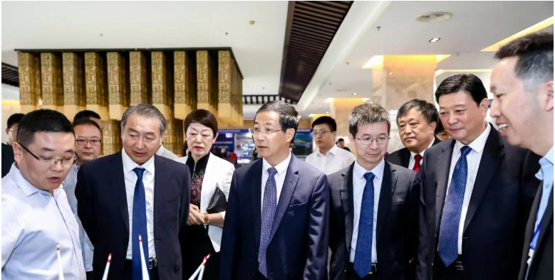 此次大會(huì)匯聚了國(guó)內(nèi)外知名企業(yè)代表，充分體現(xiàn)了高端化和國(guó)際化。各國(guó)涂料行業(yè)領(lǐng)袖也分享了各自國(guó)內(nèi)涂料市場(chǎng)的現(xiàn)狀和經(jīng)濟(jì)社會(huì)發(fā)展趨勢(shì)。同時(shí)，會(huì)議還聚焦輻射固化涂料、仿生涂層材料等領(lǐng)域的最新發(fā)展現(xiàn)狀，為涂料產(chǎn)業(yè)的可持續(xù)發(fā)展提供了寶貴經(jīng)驗(yàn)。