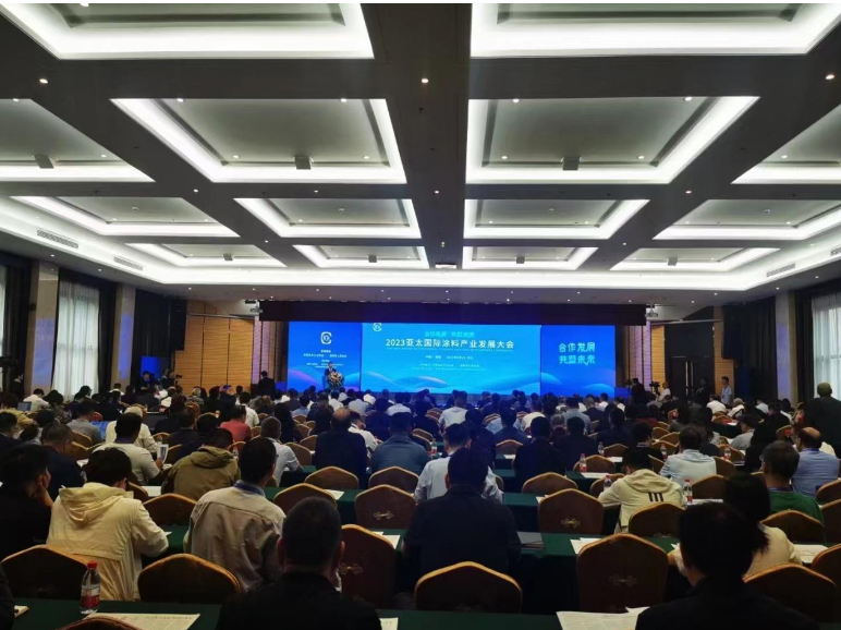 近日，濮陽(yáng)市舉辦的2023亞太國(guó)際涂料產(chǎn)業(yè)發(fā)展大會(huì)在濮陽(yáng)迎賓館盛大舉行。本次大會(huì)的主題定為“合作發(fā)展，共塑未來(lái)”，吸引了近400位來(lái)自國(guó)內(nèi)外涂料行業(yè)的專家學(xué)者、企業(yè)代表以及政府官員。