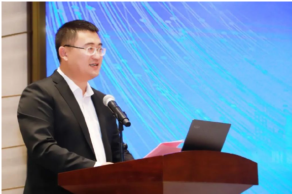 除了專題演講，會(huì)議還設(shè)有新產(chǎn)品推介環(huán)節(jié)，由青島漢纜股份有限公司技術(shù)中心工作人員向與會(huì)人員介紹了最新產(chǎn)品。與此同時(shí)，第三屆國(guó)家高壓超高壓電纜工程技術(shù)研究中心專家委員會(huì)也同步舉行。