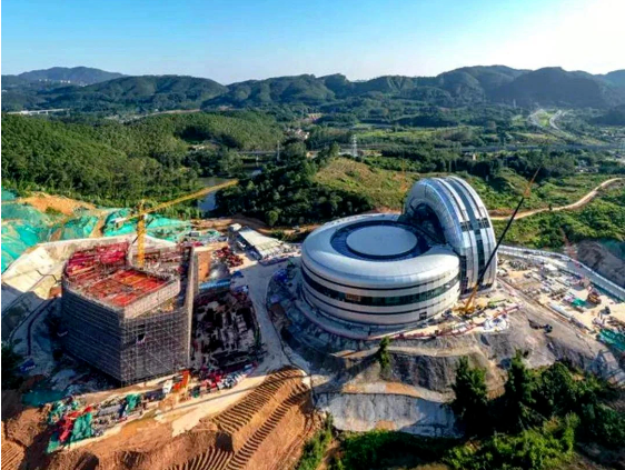 據(jù)悉，廣州航空輪胎大科學(xué)中心一期工程于2021年開工，定位為航空輪胎大科學(xué)科研中心，旨在促進(jìn)科研成果的快速轉(zhuǎn)化和中試生產(chǎn)。該一期工程依托航空輪胎動力學(xué)大科學(xué)裝置和硬核科技中心核心科研平臺，打造了一個集科研、生產(chǎn)和住宿等多功能于一體的科學(xué)中心。