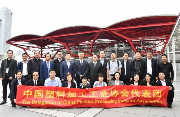 為促進(jìn)中日兩國塑料行業(yè)之間的交流與合作，深化對(duì)日本塑料行業(yè)的技術(shù)進(jìn)步與發(fā)展方向的了解，以及學(xué)習(xí)創(chuàng)新經(jīng)驗(yàn)，中國塑料加工工業(yè)協(xié)會(huì)榮譽(yù)理事長(zhǎng)朱文瑋和理事長(zhǎng)王占杰率領(lǐng)代表團(tuán)一行20人于2023年10月3日啟程，赴日本進(jìn)行為期三天的調(diào)研和訪問交流。