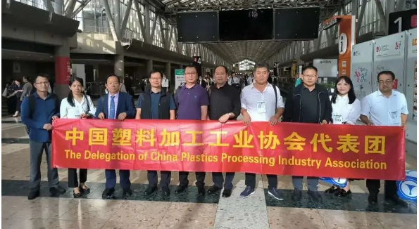 10月5日下午，BOPP薄膜專委會(huì)兼電池薄膜專委會(huì)的代表們參觀了在東京國際會(huì)展中心舉辦的“2023日本包裝產(chǎn)業(yè)展”，并與中國參展企業(yè)進(jìn)行了深入交流。他們討論了參展產(chǎn)品、生產(chǎn)技術(shù)以及市場(chǎng)發(fā)展等重要話題。