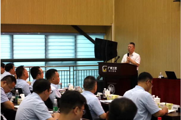 董事長(zhǎng)王松對(duì)于萬(wàn)力輪胎在近三年內(nèi)在生產(chǎn)經(jīng)營(yíng)和研發(fā)創(chuàng)新方面取得的出色成績(jī)表示肯定，并要求員工們保持"百億輪胎"戰(zhàn)略的穩(wěn)定性。他鼓勵(lì)全體員工要緊密團(tuán)結(jié)一心，樹(shù)立底線思維，以實(shí)現(xiàn)更高質(zhì)量的萬(wàn)力輪胎發(fā)展目標(biāo)。