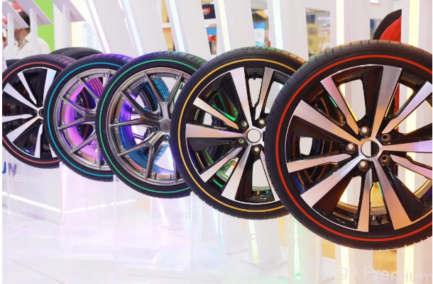 賽輪集團(tuán)以其多款乘用車輪胎、卡客車輪胎和特種輪胎震撼亮相。其中，值得關(guān)注的產(chǎn)品包括SAILUN Erange Premium私人定制彩邊胎、SAILUN PD11漂移比賽用胎、ROADX品牌RXQUEST AT21全地形越野輪胎等。此次展示的“液體黃金”卡客車輪胎陣容強(qiáng)大，有即將面市ABA級(jí)的長(zhǎng)途卡客車輪胎SFL2和SDL2，也有中長(zhǎng)途卡客車輪胎SFR2和SDR2。