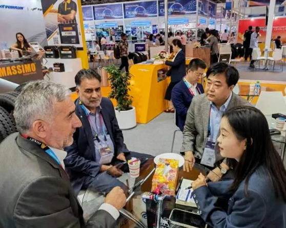 萬(wàn)達(dá)寶通輪胎在展會(huì)上集中展示了公司主打品牌不同系列、規(guī)格花紋、多種車型專用輪胎，展示了新技術(shù)、新產(chǎn)品和國(guó)際化品牌形象，贏得了眾多海外客戶的信任與好評(píng)。