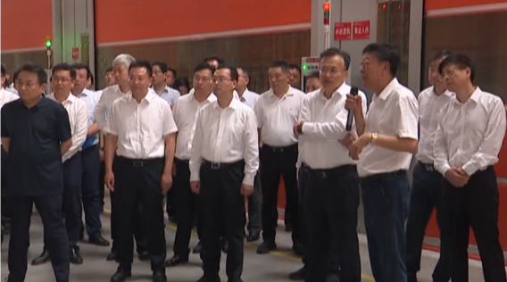 胡廣杰副省長在參觀現(xiàn)場表示，對三元公司近年來在數(shù)字化和智能化方面取得的成就表示高度贊賞。他鼓勵企業(yè)繼續(xù)大力創(chuàng)新，持續(xù)深化改革，保持強勁的活力，力爭成為江蘇省數(shù)字經(jīng)濟的典范企業(yè)。