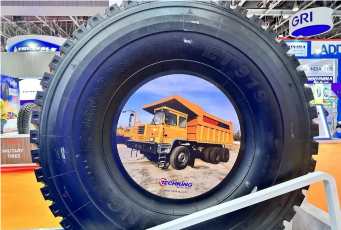值得了解的是，展出的ETCRANE輪胎是一款強(qiáng)化型產(chǎn)品，采用全新的強(qiáng)化設(shè)計(jì)方案，可顯著提升輪胎的溫控能力、極限承載能力和安全倍數(shù)。而面向高熱場(chǎng)景的寬體車專用輪胎ET919則憑借其獨(dú)特的散熱和花紋設(shè)計(jì)，有效提高了輪胎的性能表現(xiàn)。此外，TKAM III XL、ETFN U和AM4S M688等三款產(chǎn)品也在中東地區(qū)表現(xiàn)出色，成功經(jīng)受住了當(dāng)?shù)毓r的嚴(yán)酷考驗(yàn)。
