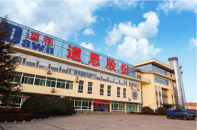 山東道恩高分子材料股份有限公司在最近舉行的業(yè)績說明會(huì)上表示，公司色母粒現(xiàn)有產(chǎn)能2.7萬噸，2023年上半年色母粒業(yè)務(wù)板塊實(shí)現(xiàn)營業(yè)收入7501.85萬元，主要客戶包括海爾和海信等知名企業(yè)。