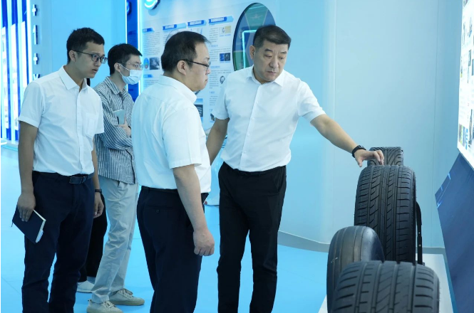 廣汽埃安新能源汽車股份有限公司副總經(jīng)理鄭純麒率領(lǐng)一支高層代表團于10月12日上午前往黃埔輪胎進行實地考察。黃埔輪胎總經(jīng)理王林龍親自接待了這次考察團隊。