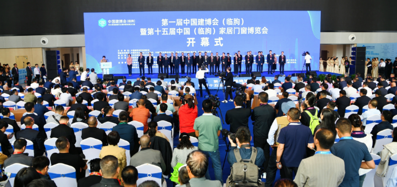 【炭黑產(chǎn)業(yè)網(wǎng)】10月16日消息，在第一屆中國建博會(huì)(臨朐)暨第十五屆中國(臨朐)家居門窗博覽會(huì)舉辦期間，榮基膠條總經(jīng)理劉進(jìn)容攜手廣東省門業(yè)協(xié)會(huì)執(zhí)行會(huì)長徐生、秘書長饒德亮以及廣東省門業(yè)協(xié)會(huì)的會(huì)員代表，來到臨朐，展開了為期三天的山東考察之旅，旨在深入了解山東地區(qū)， 尤其是華東門窗市場的發(fā)展趨勢(shì)。