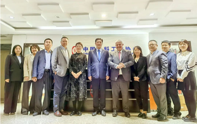 Miguel Mantas先生表示，中國(guó)市場(chǎng)對(duì)湛新公司至關(guān)重要，而湛新一直致力于綠色可持續(xù)發(fā)展。他希望通過(guò)與中國(guó)涂料工業(yè)協(xié)會(huì)的合作，能夠?yàn)檎啃略谥袊?guó)市場(chǎng)的投資提供更多信心，促進(jìn)雙方友誼和合作的深化，共同創(chuàng)造更美好的發(fā)展前景。