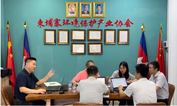 雙星(柬埔寨)輪胎有限公司召開項(xiàng)目環(huán)評答辯技術(shù)準(zhǔn)備工作會議。與會人員包括柬埔寨環(huán)境保護(hù)產(chǎn)業(yè)協(xié)會(EPIAC)執(zhí)行會長郭衍平、副會長王順金、協(xié)會環(huán)評專家索馬博士，以及雙星輪胎項(xiàng)目經(jīng)理李建華和技術(shù)廠長孫萬亮。