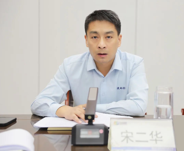 宋二華在講話中表示，公司必須保持堅(jiān)定的信心和決心，堅(jiān)決實(shí)現(xiàn)歷史最佳年度表現(xiàn)。他強(qiáng)調(diào)了四季度的關(guān)鍵性，要求各部門認(rèn)清形勢(shì)，堅(jiān)定信心，全力以赴完成四季度和全年的任務(wù)目標(biāo)。