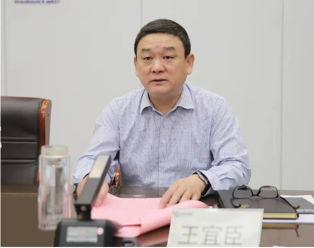 棗礦橡膠公司黨委書記王宜臣主持了會(huì)議，并就貫徹會(huì)議精神提出了要求。他強(qiáng)調(diào)了在安全、環(huán)保、信訪工作上要下更大的功夫，同時(shí)在攻堅(jiān)沖刺方面要采取迅速行動(dòng)。此外，他強(qiáng)調(diào)了拓展升級(jí)的重要性，以促進(jìn)橡膠產(chǎn)業(yè)的持續(xù)發(fā)展。