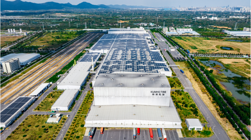為響應(yīng)環(huán)保政策，錦湖輪胎南京工廠從2023年7月起，通過光伏發(fā)電來部分供應(yīng)工廠所需的電力。光伏板安裝在工廠可用屋頂面積上，每年預(yù)計可產(chǎn)生16,150MWh的電力，相當(dāng)于工廠所需電量的20%以上，可以每年節(jié)省超過330萬元的電力成本。尤其太陽能發(fā)電在夏季用電高峰期發(fā)電量最大，有助于緩解當(dāng)?shù)赜秒娎щy。錦湖輪胎南京工廠一直以綠色可持續(xù)發(fā)展為核心，積極推進智慧工廠的建設(shè)，光伏發(fā)電的開啟進一步強化了其環(huán)保智能化工廠的形象，積極響應(yīng)環(huán)保綠色能源政策。