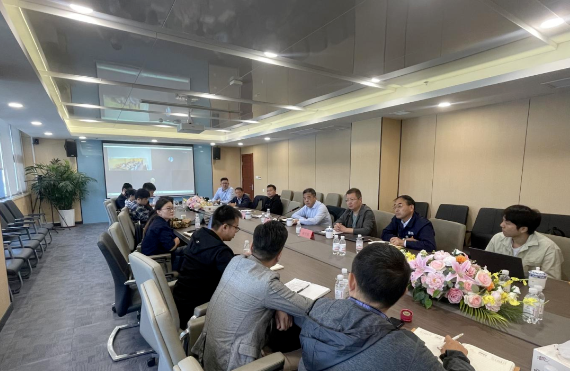 黑貓股份黨委副書記兼董事長魏明出席了青島黑貓研究院新產(chǎn)品推廣協(xié)調(diào)會(huì)。會(huì)議還邀請了黑貓股份副總經(jīng)理?xiàng)盍?、黑貓股份炭黑事業(yè)部負(fù)責(zé)人戚倫輝、青島黑貓負(fù)責(zé)人王宏，以及黑貓股份旗下各基地相關(guān)部門負(fù)責(zé)人出席。