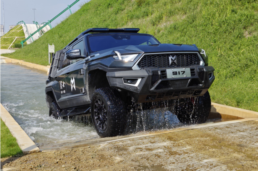 據(jù)悉，猛士917搭載智能越野架構(gòu)M TECH以及三大核心技術(shù)集群，為其提供了無(wú)與倫比的全地形征服能力。不論是攀爬陡坡還是降坡行駛，猛士917都表現(xiàn)得游刃有余。其強(qiáng)勁的動(dòng)力輸出幾乎是立竿見(jiàn)影的，無(wú)需緩沖即可應(yīng)對(duì)多種路況，彰顯卓越的抓地力和牽引能力。此外，智能陡坡緩降系統(tǒng)對(duì)四個(gè)車(chē)輪施加制動(dòng)力，以限制車(chē)輛在陡坡下行時(shí)的速度，確保了越野駕駛的安全性。
