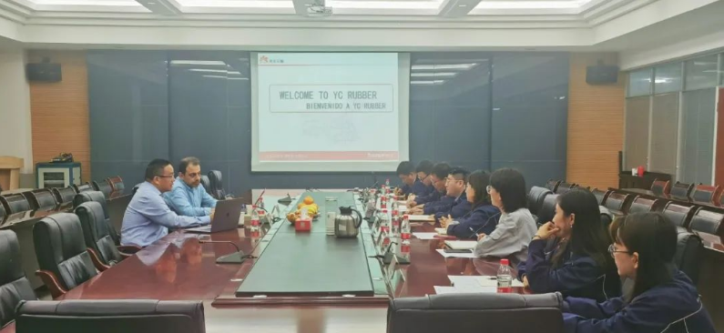 南美地區(qū)的商務(wù)代表蒞臨延長橡膠公司進(jìn)行考察與交流。延長橡膠總經(jīng)理張航偉、海外銷售部經(jīng)理李丹等相關(guān)人員，接待來訪人員。