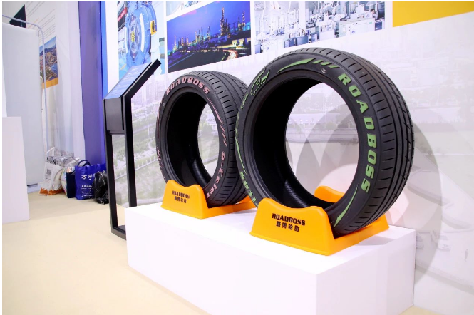 峰會吸引了來自36個國家和地區(qū)的800余位嘉賓，他們齊聚一堂，圍繞“跨國公司與中國”主題進行深入交流。在層層選拔之后，華盛橡膠成功脫穎而出，展示了ROADBOSS和HABILEAD兩款電動車輪胎。雖然這兩款輪胎在胎面花紋上看似相似，但其功能性卻存在明顯差異，其中一款還特別設計了靜音棉，被認為是新一代的靜音輪胎。華盛的產(chǎn)品設計和研發(fā)技術(shù)積極迎合了全球新能源汽車產(chǎn)業(yè)的發(fā)展趨勢，因此在未來，有望成為新能源汽車主機配套和替換市場的重要品牌。