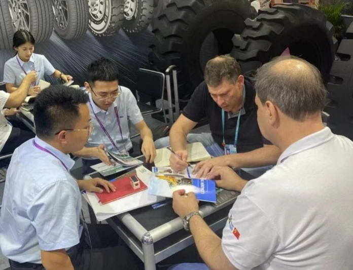 在廣交會展期內(nèi)，棗礦橡膠的銷售團隊接待了約200名新老客戶，涵蓋了大約50個國家和地區(qū)。這些客戶對公司提供的全品類產(chǎn)品品質(zhì)給予了高度評價，對其表現(xiàn)出極大的滿意度。