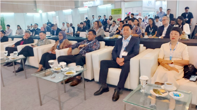 10月18日上午，劉普軍一行參加了太平洋涂料展覽會(huì)的開幕式，隨后參觀展覽，與眾多展商進(jìn)行交流，詳細(xì)了解參展展品及展商企業(yè)情況，以促進(jìn)友好交流與了解。