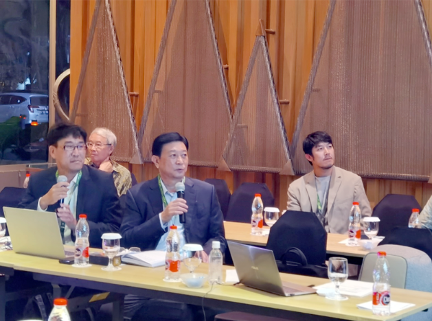 當(dāng)天下午，劉普軍一行再次聚集在世界涂料理事會(huì)(WCC)亞洲區(qū)域線上報(bào)告會(huì)，劉普軍繼續(xù)關(guān)注中國(guó)涂料行業(yè)的發(fā)展，為與會(huì)代表呈現(xiàn)了發(fā)展報(bào)告。