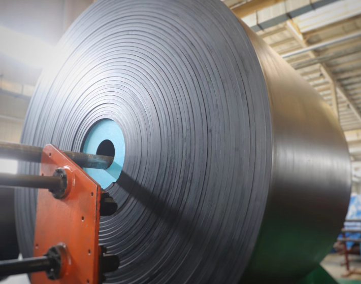 ISO三體系是一個(gè)全員參與、全面控制、持續(xù)改進(jìn)的綜合性質(zhì)量管理體系。億和輸送帶公司一直致力于企業(yè)標(biāo)準(zhǔn)化建設(shè)，不斷推動(dòng)ISO三體系在企業(yè)的生產(chǎn)經(jīng)營(yíng)中得以運(yùn)用，持續(xù)提升了企業(yè)的現(xiàn)代化管理水平。同時(shí)，該公司還獲得了國(guó)家高新技術(shù)企業(yè)、山東省“專精特新”企業(yè)、山東省創(chuàng)新型中小企業(yè)、山東省技術(shù)中心、煤安、CE等多項(xiàng)認(rèn)證。企業(yè)標(biāo)準(zhǔn)化建設(shè)的不斷提升，為公司帶來(lái)了卓越的品牌效益和社會(huì)效益。