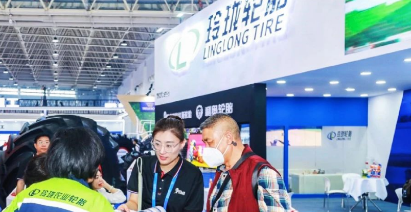 2023年中國國際農(nóng)業(yè)機(jī)械展覽會在武漢國際博覽中心盛大舉行，吸引了來自全球的眾多參展者。山東玲瓏輪胎股份有限公司攜其全系列農(nóng)業(yè)胎產(chǎn)品參展，不僅展示了公司在產(chǎn)品力、研發(fā)力和服務(wù)力方面的卓越實(shí)力，還為國內(nèi)外觀眾帶來了一場視覺盛宴。