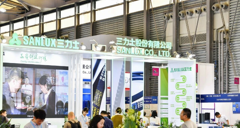 在本次展會期間，三力士展區(qū)吸引了來自國內(nèi)外的上千名客戶，眾多廠家和經(jīng)銷商前來咨詢和洽談。公司的10名內(nèi)外銷客戶經(jīng)理和技術(shù)人員全天候提供咨詢服務(wù)，與近10位來自俄羅斯、巴西、意大利等國的國外客戶以及近5家國內(nèi)配套廠初步達(dá)成了合作意向。