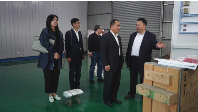 王占杰理事長一行還前往張家港市繁昌機(jī)械有限公司進(jìn)行調(diào)研，得到了公司董事長倪玉標(biāo)、總經(jīng)理王炳輝、銷售總監(jiān)賀曉杰等公司領(lǐng)導(dǎo)的陪同。他們一同參觀了公司的混配料設(shè)備生產(chǎn)裝配車間。