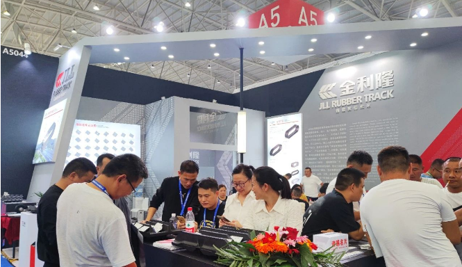 展會上，金利隆橡膠履帶產(chǎn)品展臺吸引了眾多國內(nèi)外客戶前來參觀和交流。