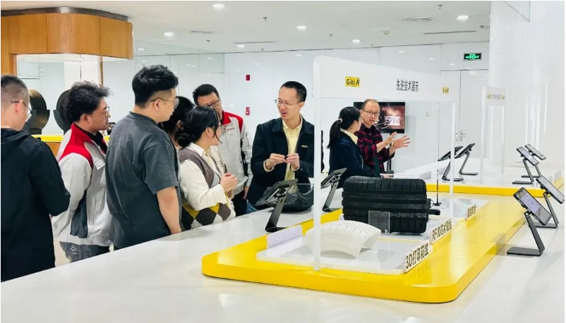 佳通輪胎在長城汽車的哈弗技術(shù)中心二樓展廳舉辦“佳通日”技術(shù)展會，旨在構(gòu)建更緊密的合作關(guān)系，提升服務(wù)質(zhì)量，并夯實雙方在未來市場的技術(shù)規(guī)劃和產(chǎn)品布局。這一活動為雙方提供了深入交流的機(jī)會，共同探討未來高質(zhì)量發(fā)展的途徑。