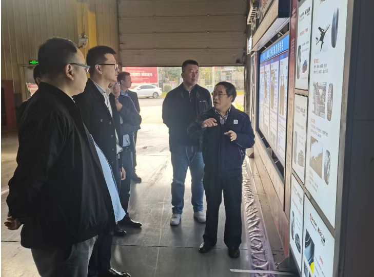 趙楠一行首先參觀了半鋼生產(chǎn)車(chē)間，詳細(xì)了解了輪胎技術(shù)研發(fā)以及生產(chǎn)制造的全過(guò)程。在交流會(huì)上，董毛華代表延長(zhǎng)橡膠公司熱烈歡迎了嘉賓的到來(lái)，并詳細(xì)介紹了公司的生產(chǎn)經(jīng)營(yíng)情況，尤其是自2023年以來(lái)進(jìn)行的各項(xiàng)改革創(chuàng)新、新品開(kāi)發(fā)以及市場(chǎng)營(yíng)銷(xiāo)等方面的成就。董毛華還提出，借助秦創(chuàng)原平臺(tái)，依托西咸集團(tuán)的支持，雙方在科技研發(fā)測(cè)試、政策項(xiàng)目申報(bào)、平臺(tái)類(lèi)項(xiàng)目申報(bào)、人才引進(jìn)、人才認(rèn)定以及類(lèi)似項(xiàng)目的資源引進(jìn)等方面具備廣闊的合作機(jī)會(huì)。