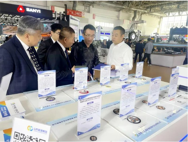 第二十屆中國國際煤炭采礦技術(shù)交流及設(shè)備展覽會在北京中國國際展覽中心圓滿收官。本次展會上，山東兗礦集團長龍電纜制造有限公司展示了多項電纜產(chǎn)品，這些產(chǎn)品亮相于東華重工展臺，吸引了能源集團和東華重工的多位領(lǐng)導前來參觀指導。