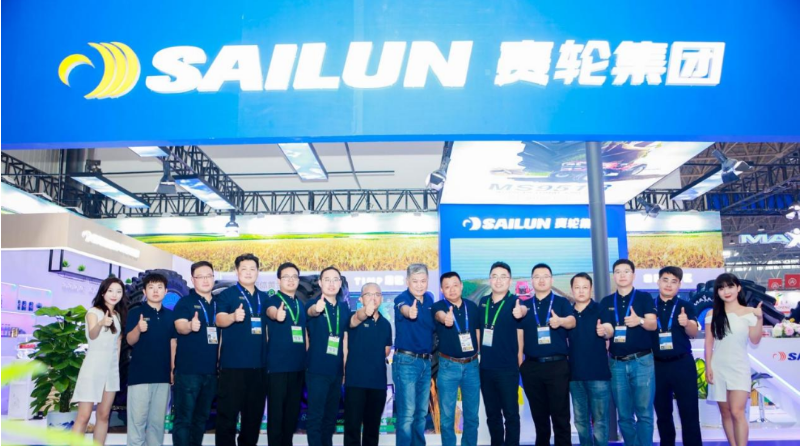 本次展會中，賽輪集團(tuán)邁馳(MAXAM)農(nóng)業(yè)胎在B221展位上表現(xiàn)出色，吸引了大量主機用戶和終端用戶的目光。尤其是代表農(nóng)業(yè)胎技術(shù)巔峰的VF輪胎、適用于各種應(yīng)用場景的AGRIXTRA全系列輪胎以及全新推出的農(nóng)業(yè)斜交輪胎等產(chǎn)品，生動展示了賽輪集團(tuán)在農(nóng)業(yè)胎領(lǐng)域的雄厚底蘊和高端技術(shù)實力。