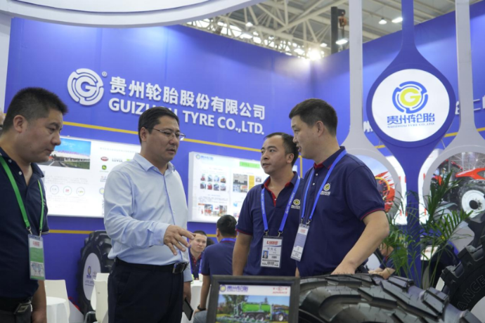 在本次展會上，貴州輪胎作為農(nóng)業(yè)子午線輪胎和農(nóng)業(yè)機(jī)械系列輪胎產(chǎn)品齊全的制造商之一，應(yīng)邀參展。展會吸引了中國一拖、約翰迪爾、中聯(lián)重科、濰柴雷沃、常州東風(fēng)農(nóng)機(jī)、缽施然等主機(jī)廠商前來交流，以及吸引了潛在的農(nóng)機(jī)輪胎經(jīng)銷商和專業(yè)觀眾，展會氛圍非常熱烈。