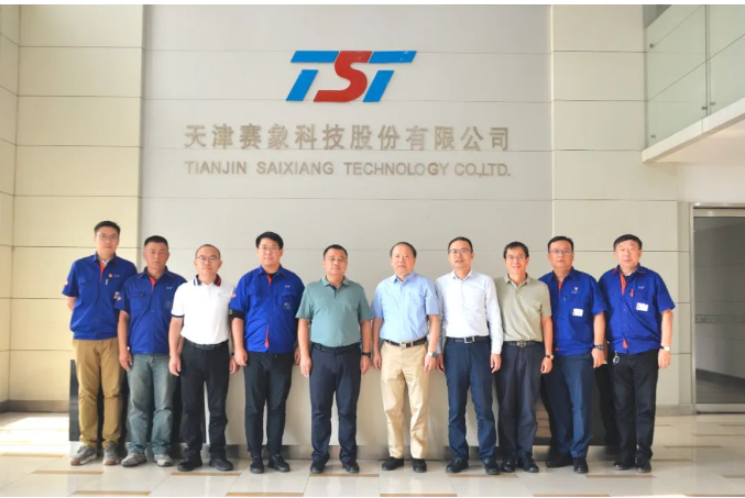 萬力輪胎股份有限公司的黨委書記兼總經(jīng)理曹限東率領(lǐng)代表團(tuán)前往賽象集團(tuán)進(jìn)行了交流訪問。