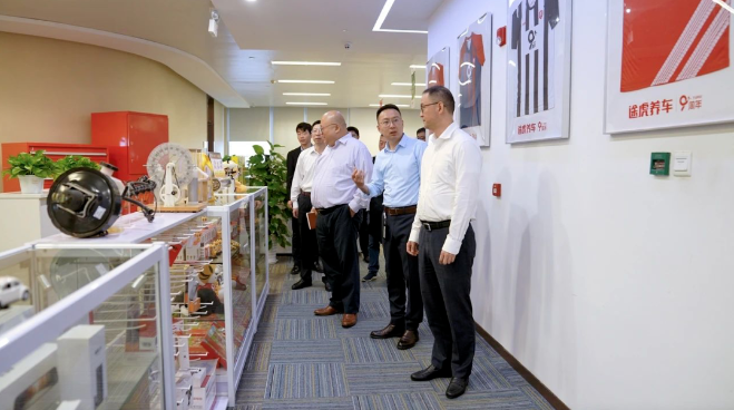 華誼集團(tuán)黨委副書記兼總裁錢志剛率團(tuán)隊(duì)前往途虎養(yǎng)車，與途虎養(yǎng)車公司創(chuàng)始人兼首席執(zhí)行官陳敏會(huì)面。此次拜訪旨在探討雙方未來(lái)深化合作的機(jī)遇與前景。  