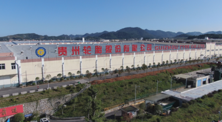 貴州輪胎股份有限公司對“年產(chǎn)130萬條實(shí)心輪胎智能制造項(xiàng)目”進(jìn)行了公示。這一項(xiàng)目為改擴(kuò)建項(xiàng)目，建設(shè)地點(diǎn)位于貴州輪胎扎佐工廠內(nèi)。該項(xiàng)目總投資5.09億元，建設(shè)工期約為24個(gè)月。