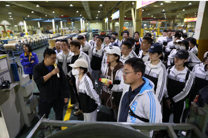 為了讓學生深刻了解材料和工藝在實際應用中的不同之處，宏盛科技工廠品質技術部部長王曉明和品質技術部密煉技術科科長倪海超帶領學生們深入生產(chǎn)一線，結合實際應用對橡膠工藝和原輔材料進行了詳細講解。此外，學生們還分別輪流在不同工序中實地見習，積極學習工藝知識，體驗了工廠內(nèi)橡膠工藝與校園理論知識的差異，為將來的實踐積累了寶貴的經(jīng)驗。