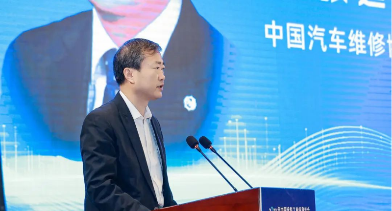 張延華也指出了發(fā)展機遇，特別是在電動化和數(shù)字化汽車產(chǎn)業(yè)的發(fā)展趨勢下，汽車修補漆業(yè)務(wù)仍有空間。他提到了二手車整備作為修補漆業(yè)務(wù)的新興市場，以及汽車個性化美容改裝等領(lǐng)域的發(fā)展機遇。因此，抓住這些機會，挖掘市場潛力，進(jìn)行技術(shù)迭代和產(chǎn)品創(chuàng)新將有助于在競爭激烈的市場中取得優(yōu)勢地位。