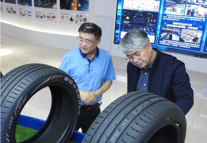 這次企業(yè)訪問活動為雙方提供了寶貴的機會，能夠更深入了解彼此，盧蕩教授表示，這次交流為他對華盛橡膠集團有了更全面的認識，希望未來能夠開展更深入的探討和合作。趙瑞青總經(jīng)理表示感謝，希望未來與輪學(xué)盟建立合作關(guān)系，實現(xiàn)互利共贏。