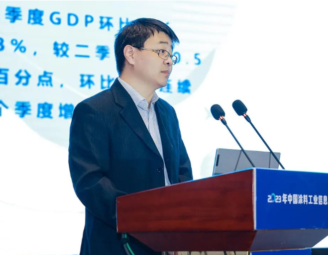 1-8月同比看，中國涂料出口繼續(xù)保持兩位數(shù)增長，進口數(shù)量在逐步降低。預計2023下半年，涂料行業(yè)總體將保持穩(wěn)健增長。因客觀原因，2022年基數(shù)較低，2021年基數(shù)較高，綜合兩年進行對比，產(chǎn)量增長1%～2%，主營業(yè)務收入增長-1%，利潤總額增長約-3.8%。