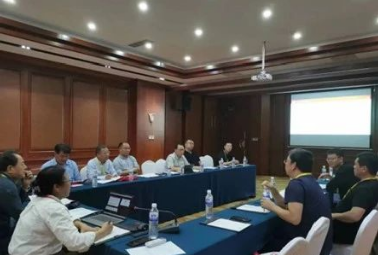 中國合成橡膠工業(yè)協(xié)會合成膠乳分會于10月31日在山東青島舉行了“合成膠乳企業(yè)專題研討會”，專門研究了合成膠乳生產(chǎn)企業(yè)在危險廢物處置方面的需求和計劃。此次會議是在“2023年合成橡膠行業(yè)發(fā)展大會暨專家委員會會議”期間舉行的，作為大會系列活動之一，吸引了眾多合成膠乳相關生產(chǎn)企業(yè)的代表參加。