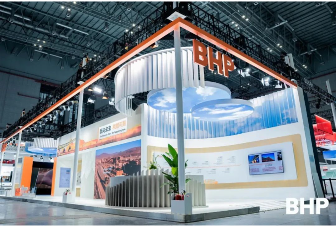  隨后，包志方帶領(lǐng)團(tuán)隊(duì)參觀了必和必拓集團(tuán)(BHP)和歐冶工業(yè)品等公司的展臺(tái)，進(jìn)行了相關(guān)產(chǎn)品和技術(shù)的學(xué)習(xí)和交流。