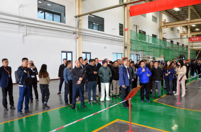 賽象科技近年來一直致力于技術(shù)創(chuàng)新，特別是在智能制造、數(shù)字化以及工業(yè)互聯(lián)網(wǎng)領(lǐng)域的研發(fā)方面取得了顯著成就，贏得了與會代表的一致好評。在34年的創(chuàng)立歷程中，賽象科技一直秉持著創(chuàng)新和品質(zhì)至上的原則，以務(wù)實的態(tài)度獲得了一系列令人矚目的成就。在新的歷史時期，賽象科技將把新品研發(fā)和產(chǎn)品迭代升級作為公司最主要的工作和主題，以智能制造、工業(yè)互聯(lián)網(wǎng)以及數(shù)字技術(shù)來推動輪胎制造業(yè)的高速發(fā)展和數(shù)字化轉(zhuǎn)型。